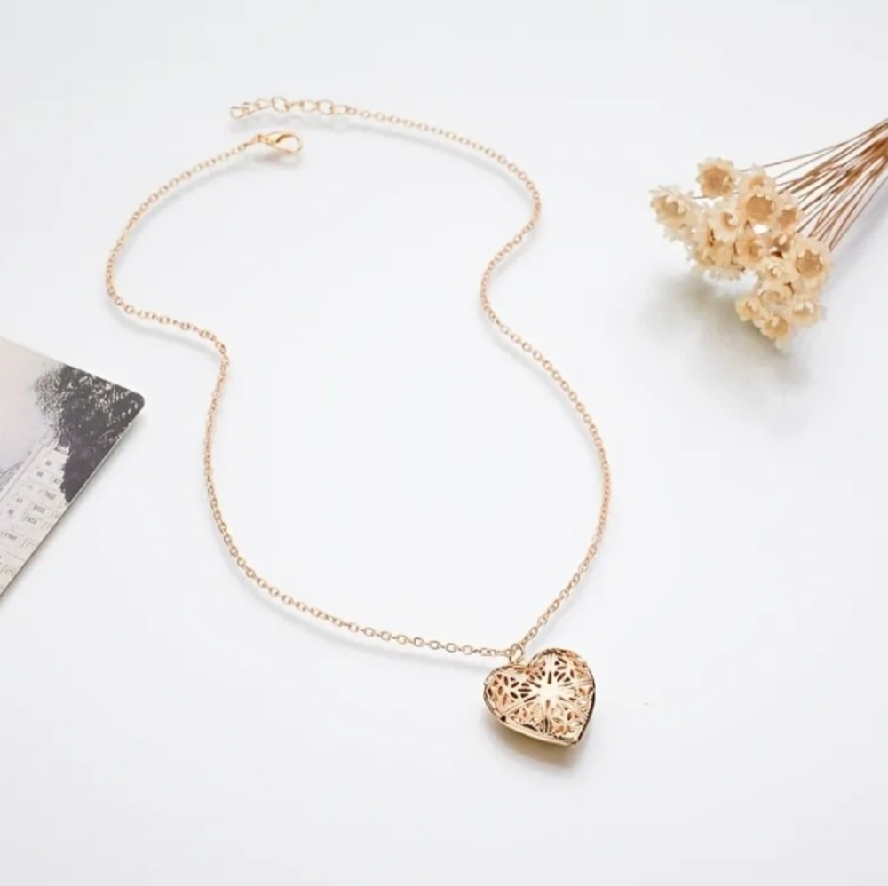 Heart locket Necklace - Picture 5 of 8